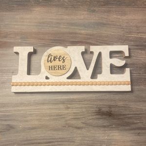 Love lives here decor